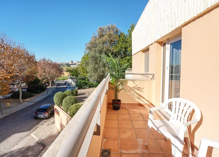 Comfortable Duplex With 2 Bedrooms & 2 Terraces 200 M Away From The Ocean Porches (Algarve)