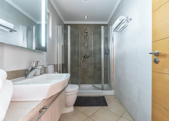 Comfortable Duplex With 2 Bedrooms & 2 Terraces 200 M Away From The Ocean Porches (Algarve)