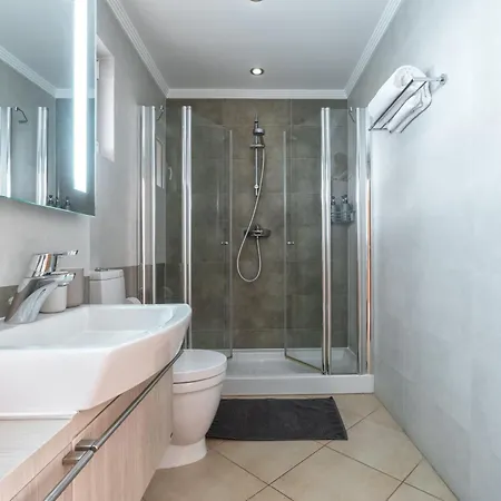 Comfortable Duplex With 2 Bedrooms & 2 Terraces 200 M Away From The Ocean Porches (Algarve)