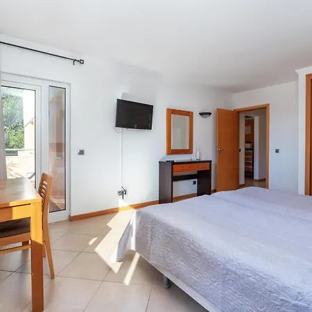 Comfortable Duplex With 2 Bedrooms & 2 Terrace 200 M Away From The Ocean * Porches (Algarve)