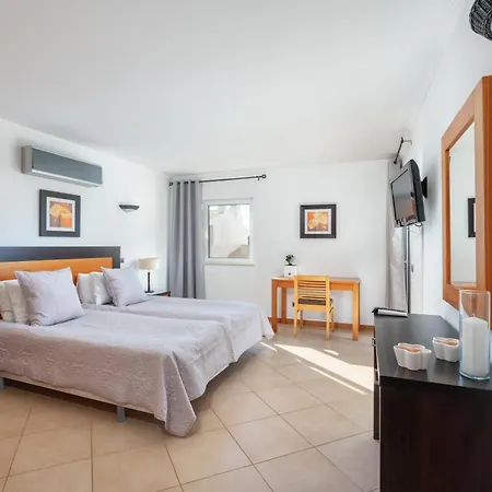 Comfortable Duplex With 2 Bedrooms & 2 Terrace 200 M Away From The Ocean * Porches (Algarve)