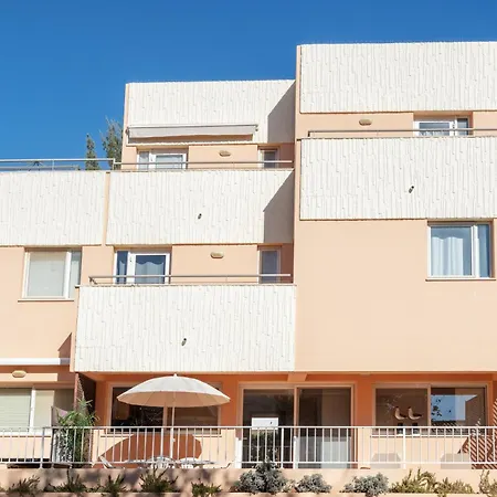 Comfortable Duplex With 2 Bedrooms & 2 Terraces 200 M Away From The Ocean Porches (Algarve)