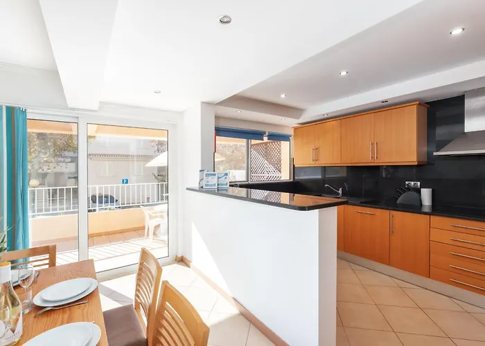 Comfortable Duplex With 2 Bedrooms & 2 Terraces 200 M Away From The Ocean Porches (Algarve)